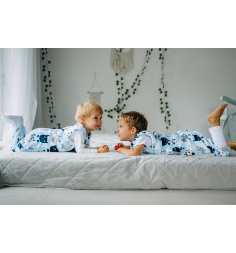 Śpiworek letni do spania z nogawkami i skarpetkami - 0,5 TOG do 4 lat Koty Niebieskie