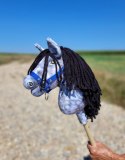 Hobby Horse Średni koń na kiju Premium siwek jabłkowity z czarną grzywą A4